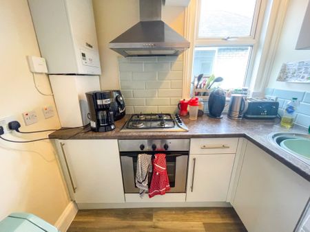 1 Bedroom Flat To Rent in Charminster - £915 pcm Tenancy Info - Photo 2