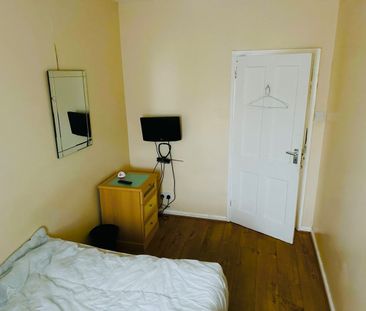 Room in a Shared House, Downham Way, BR1 - Photo 4