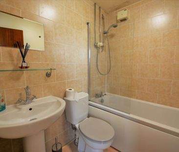 1 bedroom Flat in Abbeydale Grove, Leeds - Photo 2