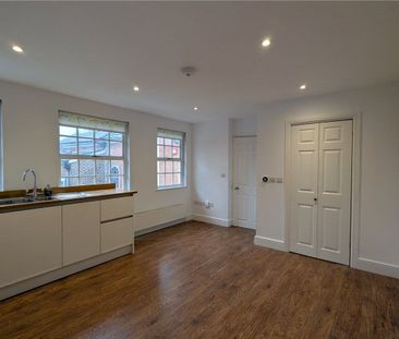 Wonderfully light 2 bedroom apartment in converted period building ... - Photo 3