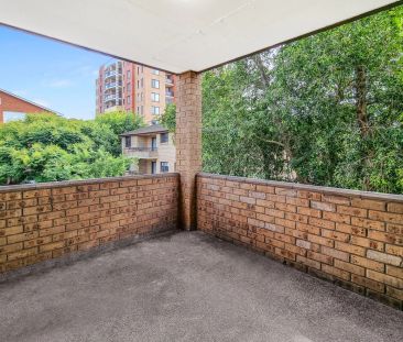 FULLY RENOVATED 3 BEDROOM APARTMENT LOCATED IN THE HEART OF WESTMEAD - Photo 1