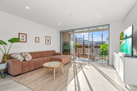 Modern Executive Living with Blue Mountains Views - Photo 4