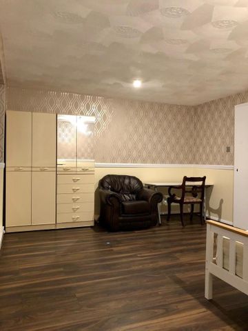 3 bedroom apartment to rent - Photo 4