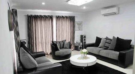 Sunny Family Home! - Photo 4