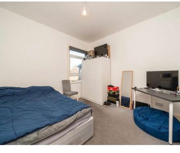 3 Bed Flat, Agnes Road, W3 - Photo 1