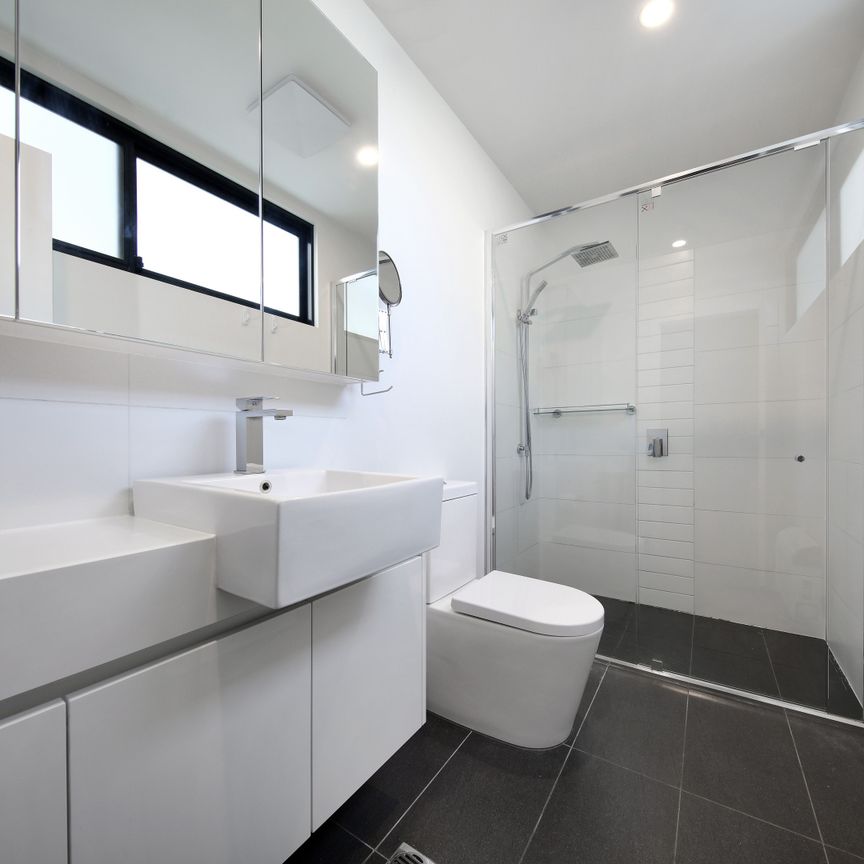 1/27 Nicholson St, Bentleigh VIC 3204 - Townhouse For Rent | Domain - Photo 1