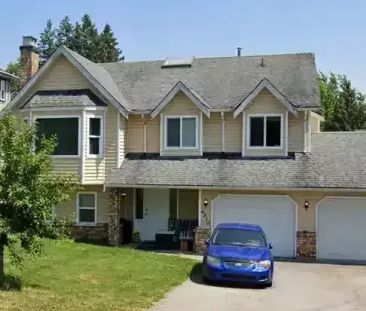 **Spacious Two-Level Duplex in Prime Langley Location!** | 6810 197... - Photo 1