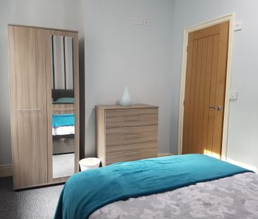 🏥 10 Min Walk to Salford Royal | 5-Bed Houseshare - Photo 4