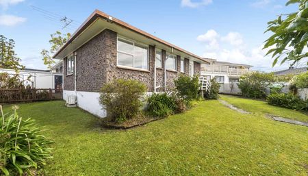 West Is Best – Cozy 2-Bedroom Standalone Home with Spacious Living - Photo 3