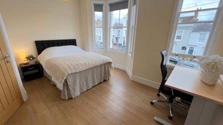 6 Bed Student Accommodation - Photo 3