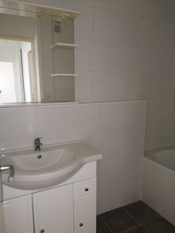 Location Appartement 4 pièces 74m² ST DENIS 97400 - Photo 4