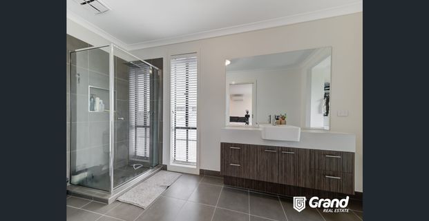 BEAUTIFULLY PRESENTED, YOUNG-AGED DOUBLE STOREY HOME LOCATED IN BERWICK ! - Photo 1