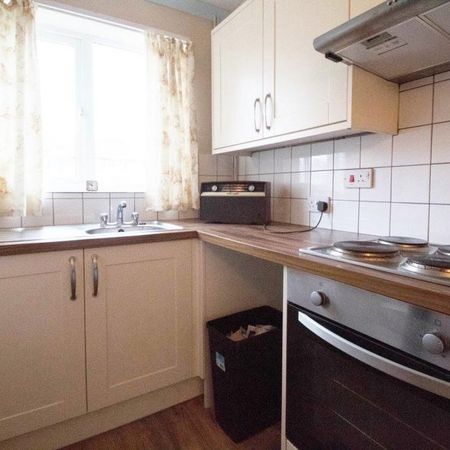 2 bedroom semi-detached house to rent - Photo 3