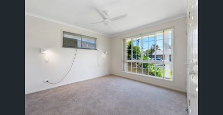 A charming low-set brick home - Photo 5