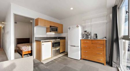 Sunny 2-Bedroom City Apartment - Photo 4