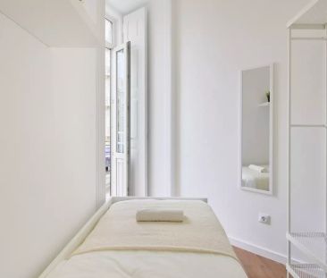 Room in a shared 9-bedroom apartment for rent in Lisbon, professionals and students. - Photo 2