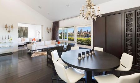 Unique Penthouse With Iconic Harbour Views & The Ambience Of A Private Villa - Photo 4