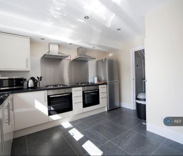 1 bedroom in a house share to rent - Photo 2