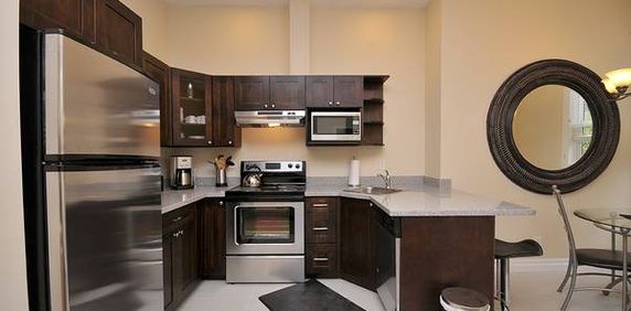 Pet Frie ndly2 Bedroom Suite Near Downtown - Photo 2