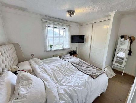 St. Clements Way, Bishopdown, SP1 - Photo 2