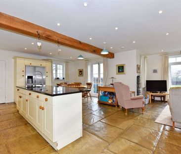 Charming four-bedroom family home in the village of Kineton. - Photo 5