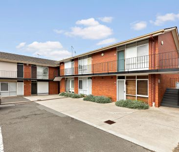 Bright & Private Apartment Moments from Transport & Shops! - Photo 4