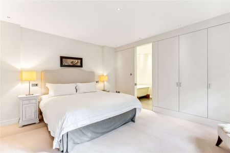 A very spacious two bedroom coach house, tucked away on one of Clapham's most premier roads. - Photo 4