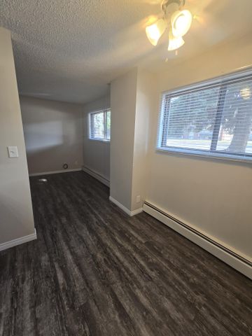 Modern Ground Floor 2 Bedroom in the Heart of Downtown - Photo 2