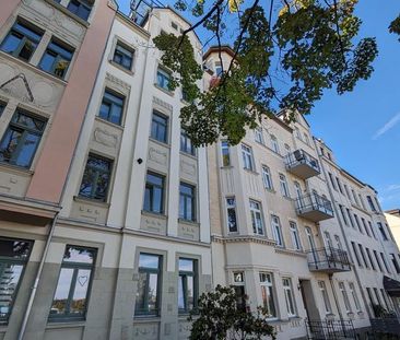 ++ charmante, renovierte 2,5-Raum Wohnung im 1. Obergeschoss - Balk... - Photo 2