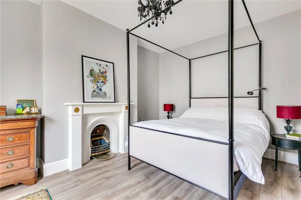 3 bedroom house in London - Photo 1