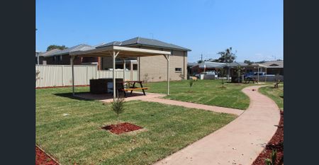 5 Bedroom Townhouse in Prime Location For Lease! - Photo 4