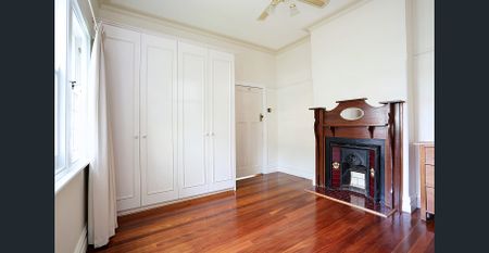 FAMILY HOME COMBINING PERIOD CHARM WITH MODERN LIVING - Photo 4