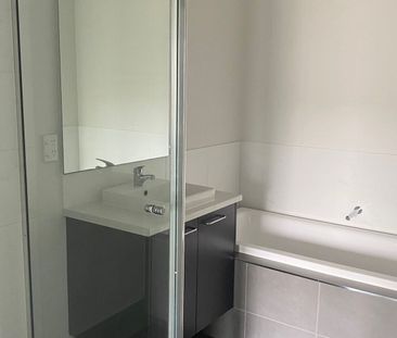 Beautiful four bedroom unit house ! - Photo 1