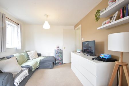 Parry Drive, Weybridge, KT13 - Photo 2