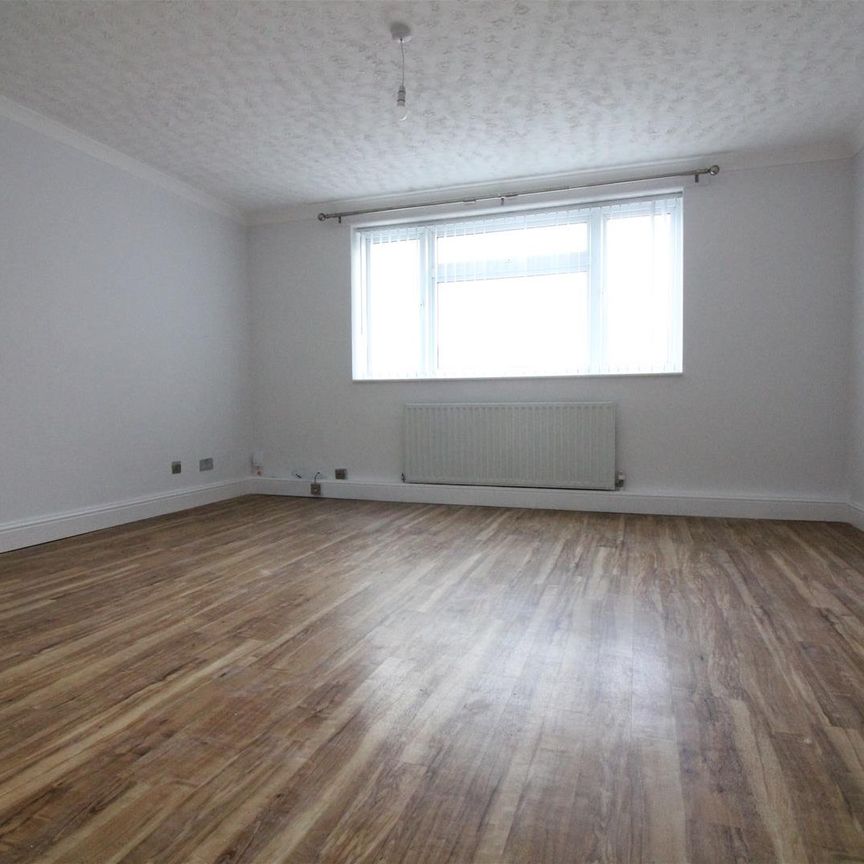 Eden Close, Slough - Photo 1
