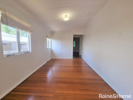 Charming & Spacious Home in a Highly Sought-After Toowong Location - Photo 2