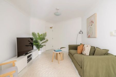 Fully furnished apartment with pool views in Glebe - Photo 2