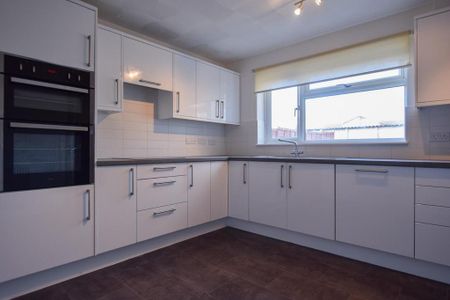 3 bedroom semi-detached house to rent - Photo 5