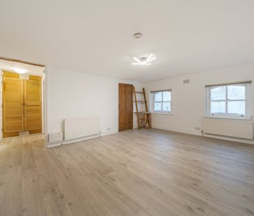 Flat to rent - Victoria Way, London, SE7 - Photo 3
