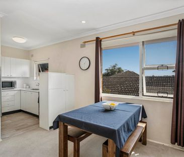 One Bedroom Delight in quiet street - Photo 2