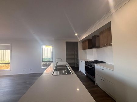 Spacious 3-Bedroom Home with 2 Bathrooms and Secure Garage Available for Lease - Photo 5