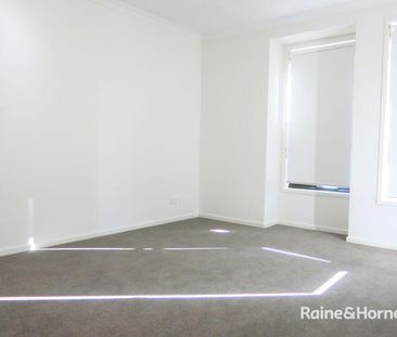 "MODERN 4 BEDROOM FAMILY HOME IN GREAT CENTRAL LOCATION!" - Photo 3