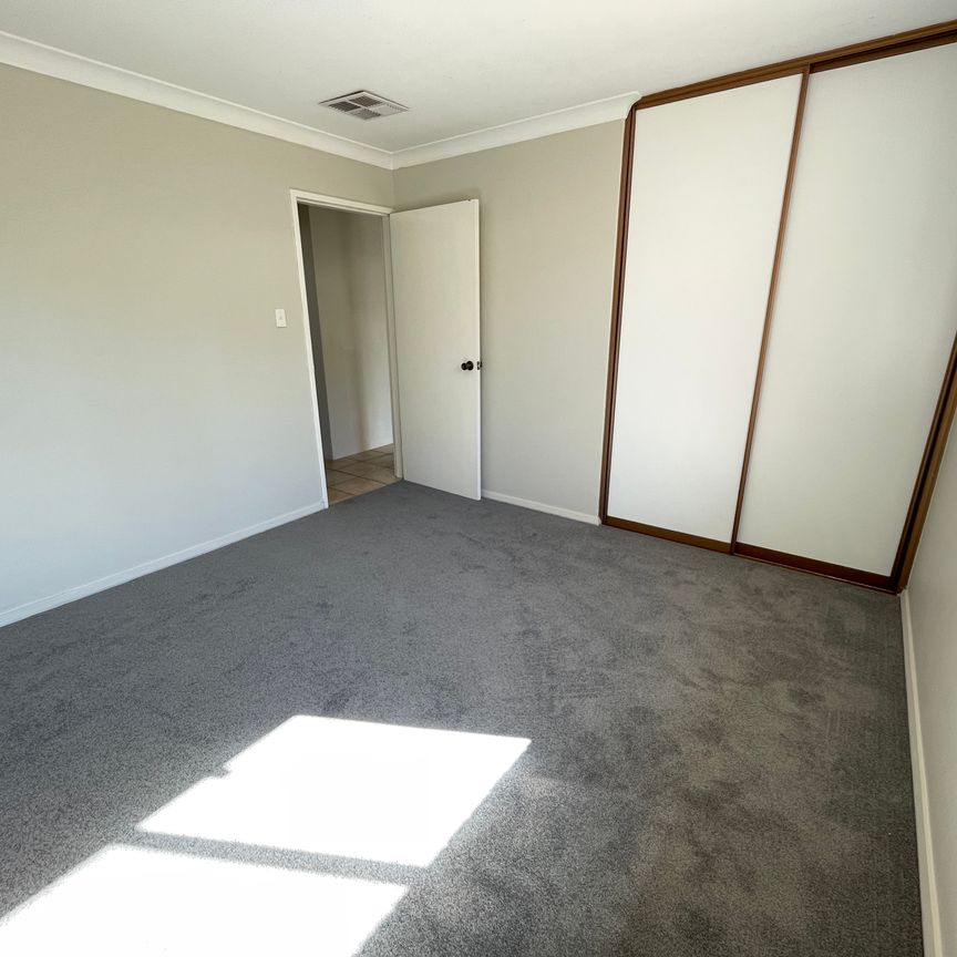 Spacious family living with poolside paradise! - Photo 1