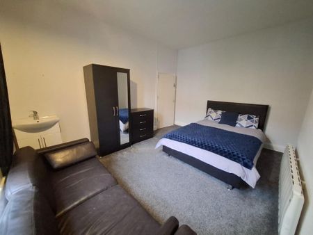 1 bedroom in a house share to rent - Photo 4