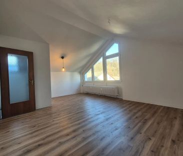 Elegante 2-Zimmer-Dachgeschosswohnung mit Einbauküche und KFZ-Stell... - Photo 3