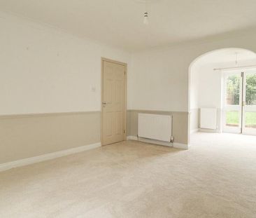 4 bedroom detached house to rent - Photo 2
