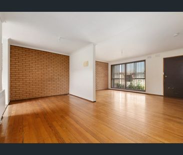 ~ 3 Bdrm Unit ~ Rear of Block with Large Yard - Polished Floorboards - Photo 2