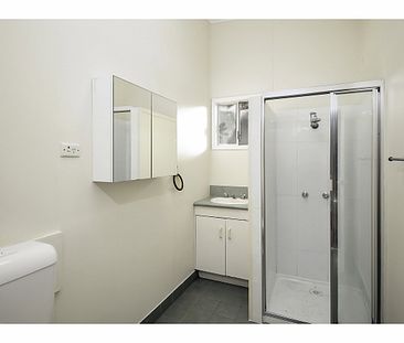 Private 1 Bedroom unit in quiet Chelmer - Photo 4