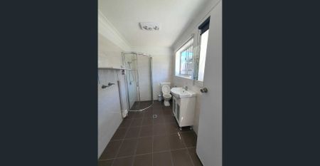 Two bedroom granny flat with own parking & back yard!! - Photo 4