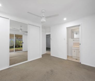 HOME WITH POOL, SHED & OUTDOOR AREA, 2 MINUTES WALK TO BEACH - Photo 3